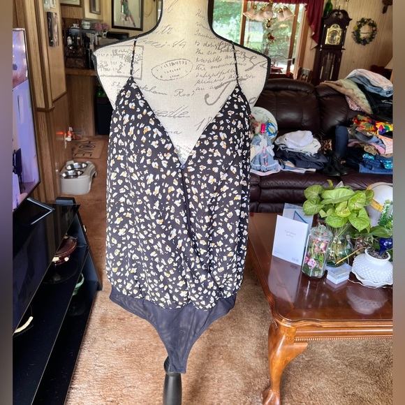 Woman’s super cute cheetah print bodysuit - Picture 1 of 16